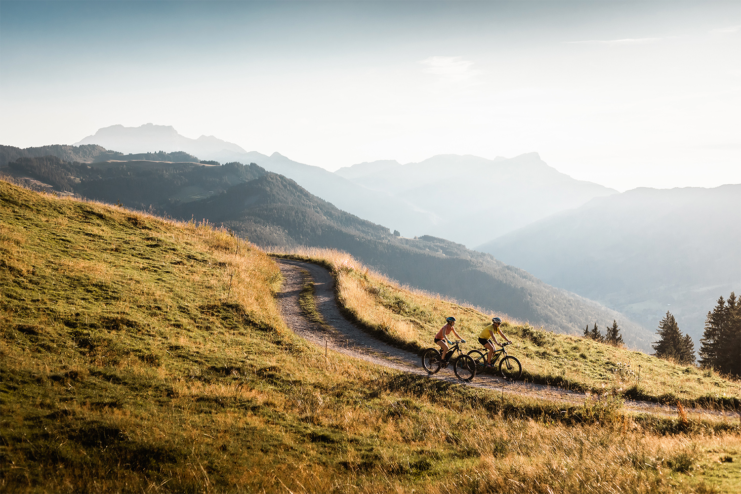 Randonnée à vélo dans un paysage de nature en Haute Savoie - C-Hudry